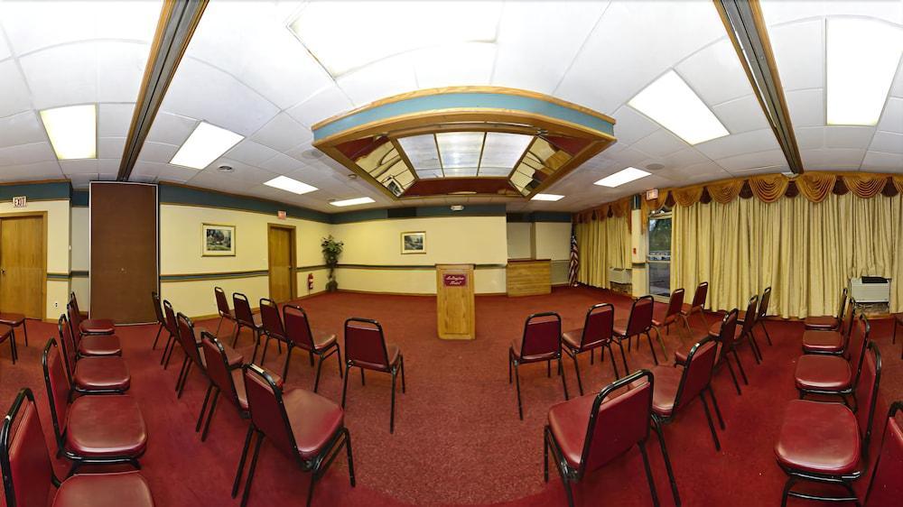 Days Inn Oil City Conference Center Экстерьер фото