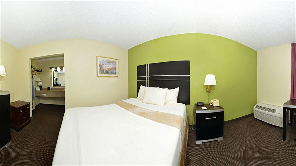 Days Inn Oil City Conference Center Экстерьер фото