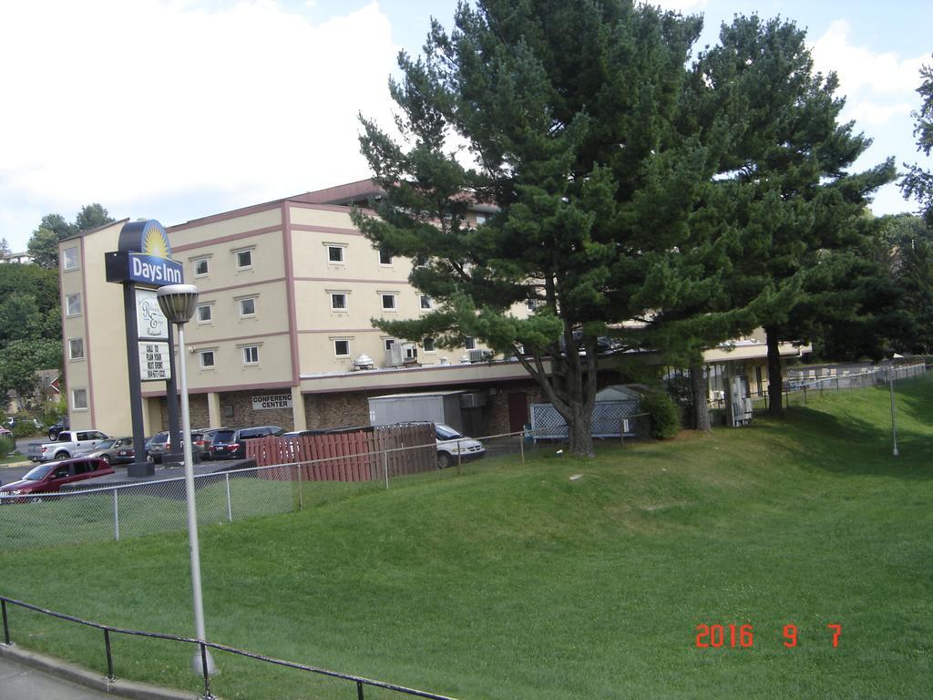 Days Inn Oil City Conference Center Экстерьер фото