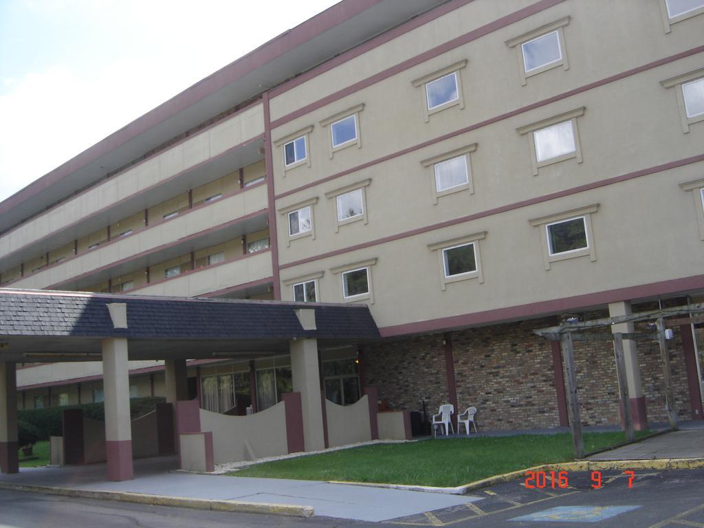 Days Inn Oil City Conference Center Экстерьер фото
